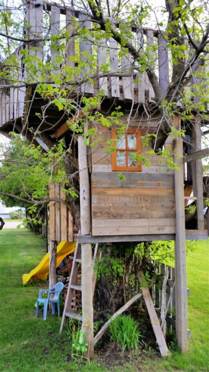 10 DIY Wooden Pallet Treehouse: Ideas, Designs & Building 12 Adorable DIY Pallet Tree House