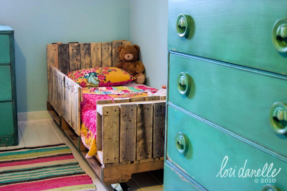 DIY Pallet Bed Frame Ideas: 30 Ideas & Step-by-Step Guide 9 DIY Toddlers Pallet Bed on Wheels