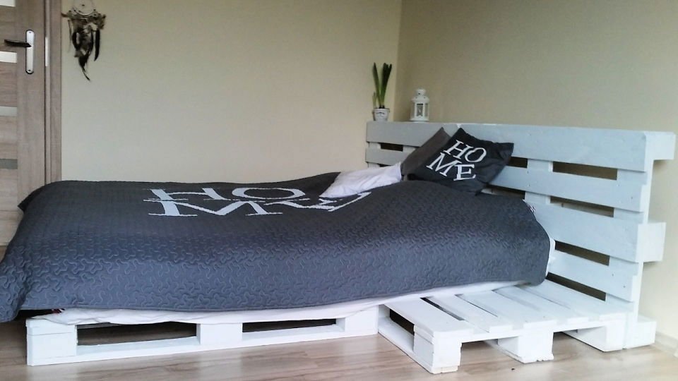 DIY Pallet Bed Frame Ideas: 30 Ideas & Step-by-Step Guide 24 Make a White Pallet Bed