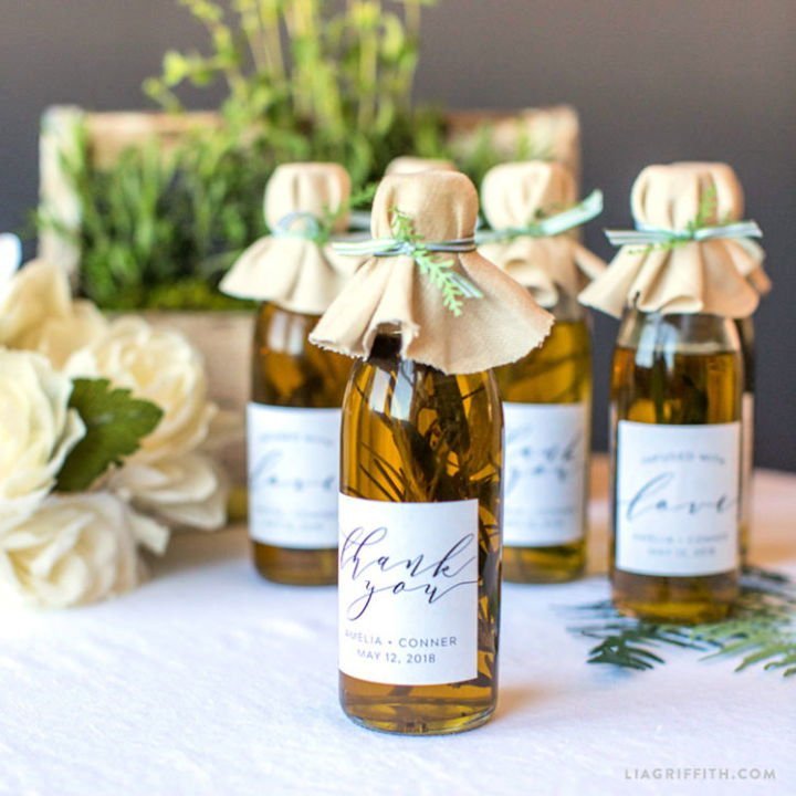 DIY Wedding Favors (25 Cheap DIY Wedding Favor Ideas) 17 Infused Olive Oil Wedding Favor Recipe
