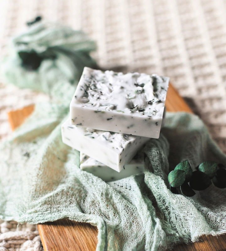 DIY Wedding Favors (25 Cheap DIY Wedding Favor Ideas) 6 Homemade Lavender Soap Wedding Favor