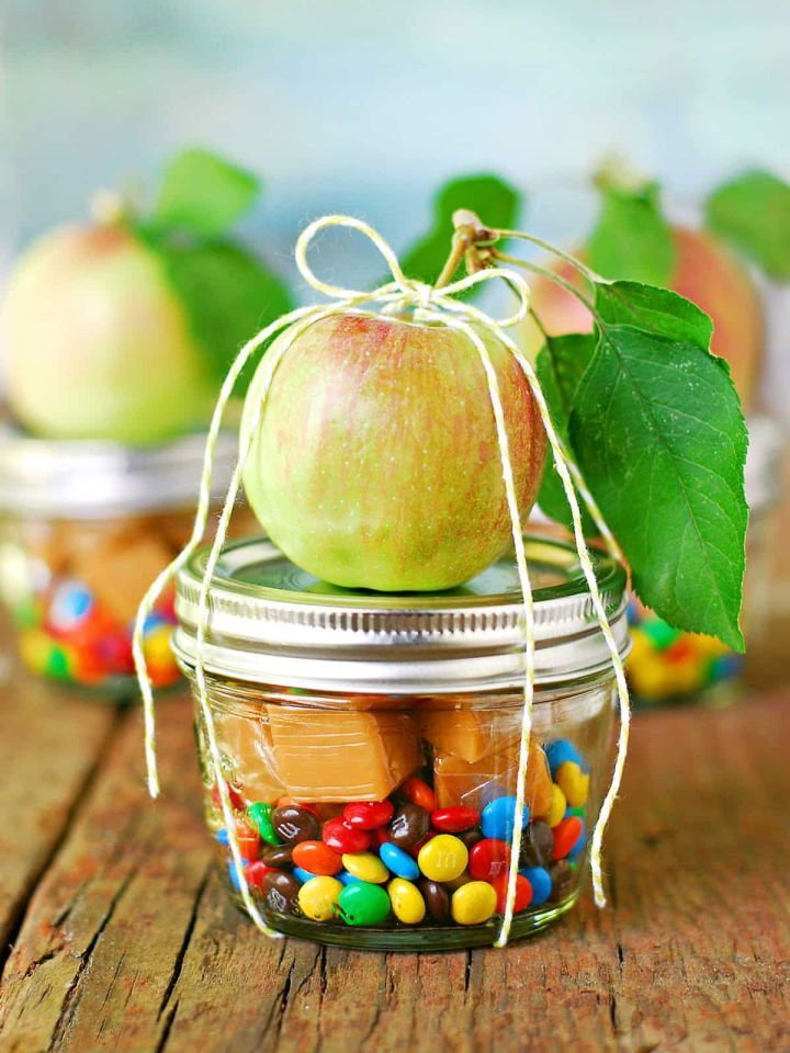 Mason Jar Gifts in a Jar: 25 DIY Mason Jar Gift Ideas 7 Make a Caramel Apple With a Small Mason Jar