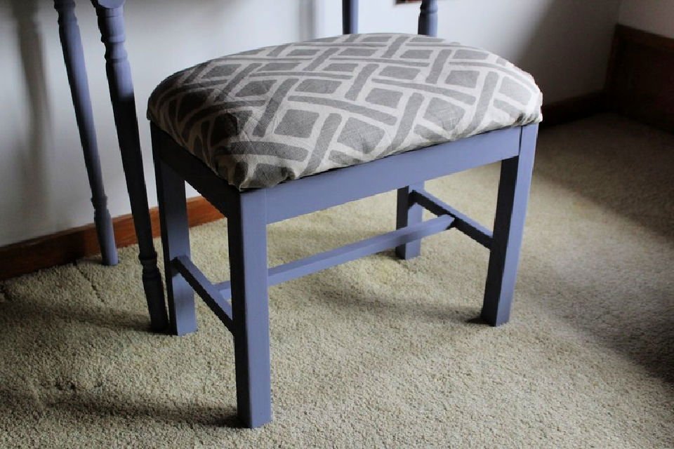 25 DIY Bench Cushions: Make a Bench Seat Cushion 16 DIY Bench Seat Cushion Using a Bed Pillow Upcycle