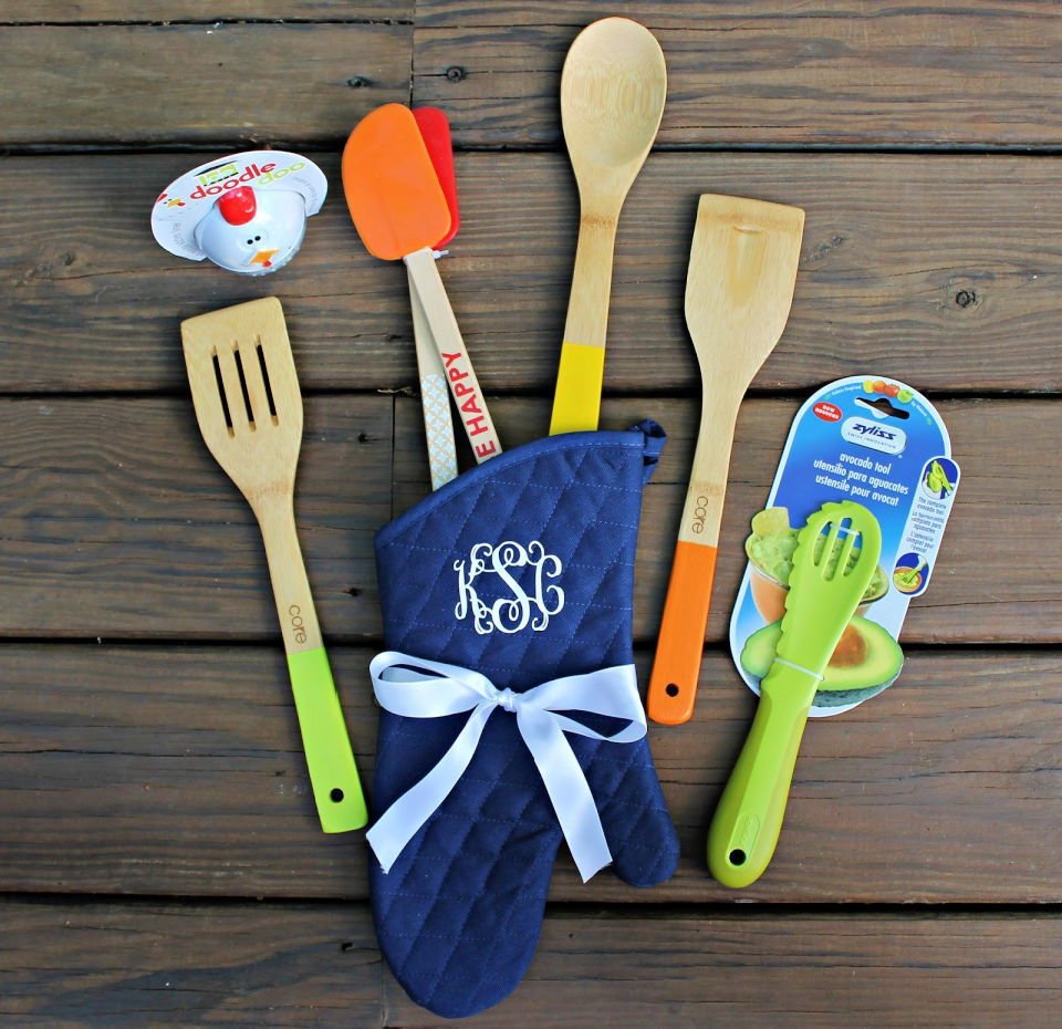 25 Homemade DIY Wedding Gift Ideas for Bride and Groom 13 The Kitchen Mitten Gift