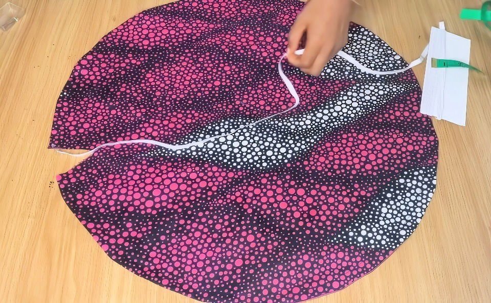 How to Make a Bonnet for Beginners 5 inserting the elastic band